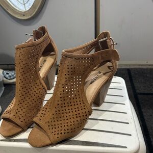 Size 9 
JustFab heeled shoes